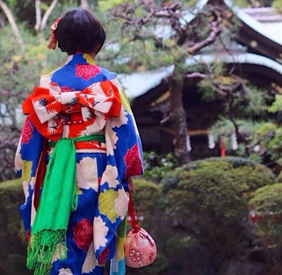 A girl wearing kimono to shrine