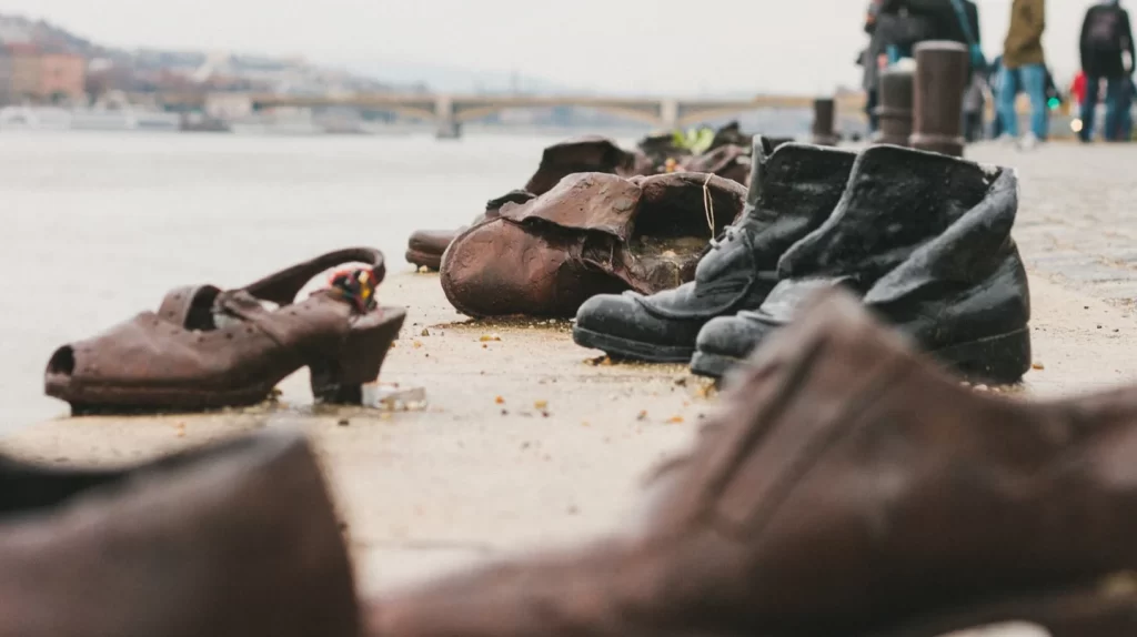 Gyula Pauer, Shoes on the Danube Bank (2005)